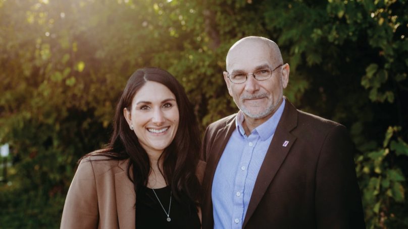 Monsieur Serge Gosselin, fondateur du cabinet de courtiers d'assurances du même nom, avec sa fille Karine, PDG depuis 2017